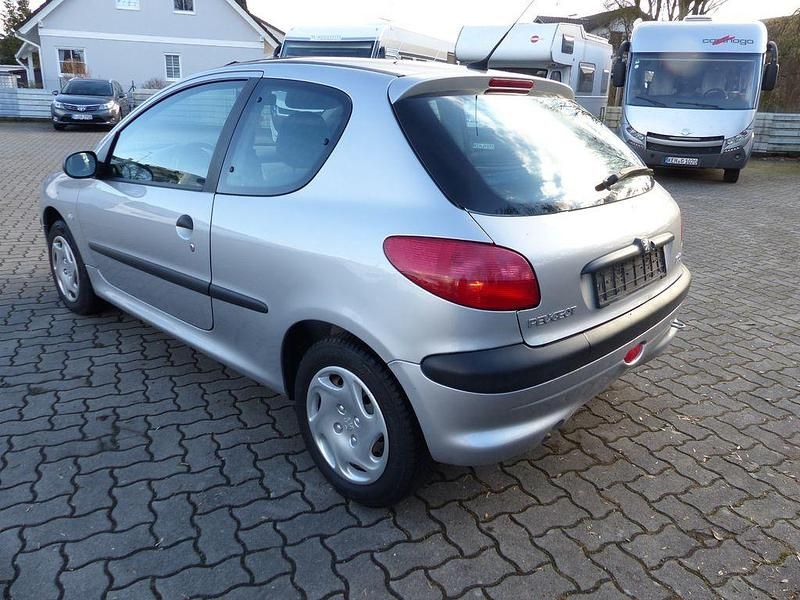 Gebraucht Peugeot 206 60 PS (44 kW) 2001 Silber Kleinwagen
