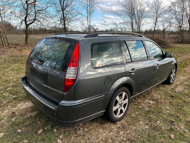 Usado Ford Mondeo Ghia 156 CV (114 kW) 2005 Gris Familiar