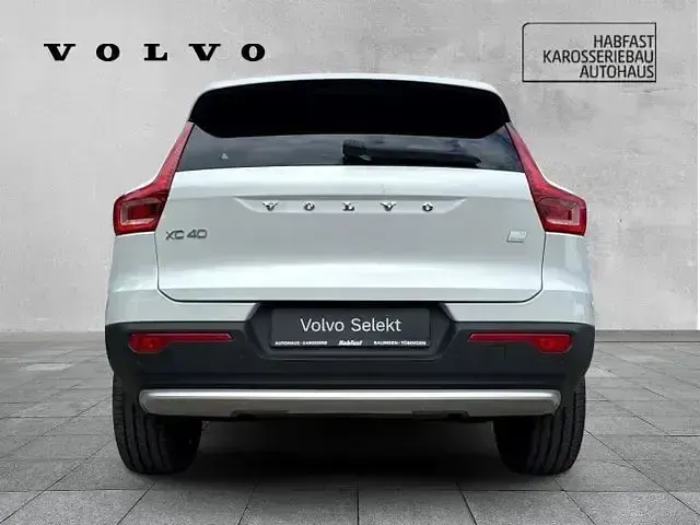 Gebraucht Volvo XC40 Core 211 PS (155 kW) 2022 Crystal white / metallic SUV