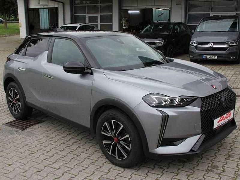 Artensegrau (metallic) Gebraucht 2024 DS Automobiles DS3 Performance Kleinwagen | 18.650 € (Guter Preis) - Bild 1/4