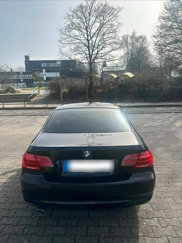 Gebraucht BMW 320 184 PS (135 kW) 2011 Schwarz Coupé