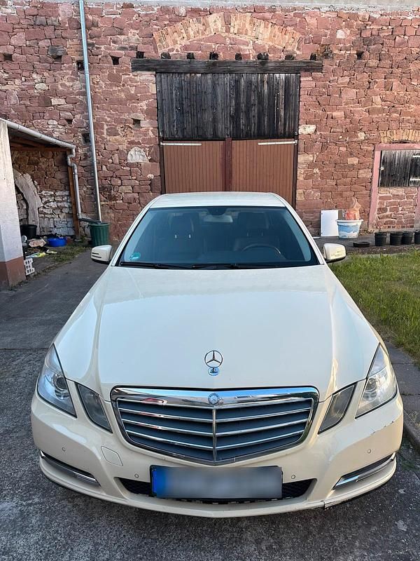 Gelb Gebraucht 2011 Mercedes E200 Limousine | 3.200 € - Bild 1/4
