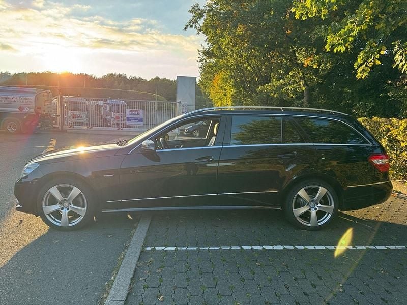 Gebraucht Mercedes E200 Avantgarde 184 PS (135 kW) 2010 Schwarz Kombi