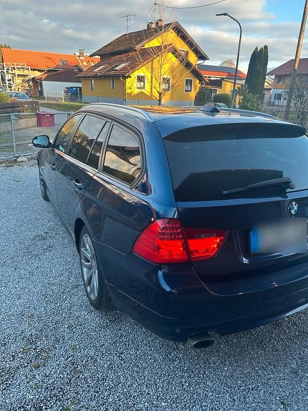 Gebraucht BMW 320 184 PS (135 kW) 2011 Blau Kombi