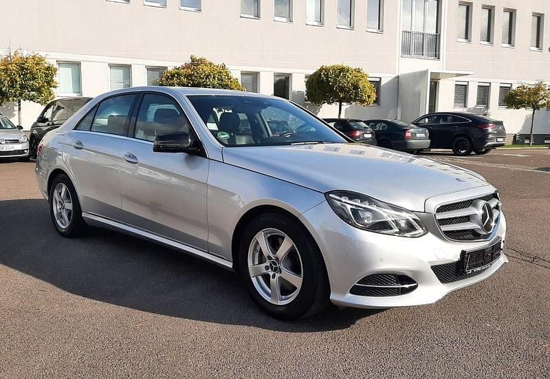 Silber Gebraucht 2013 Mercedes E250 Avantgarde Limousine | 15.990 € (Superpreis) - Bild 1/4