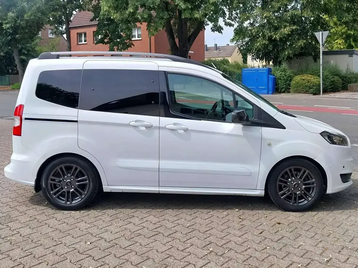 Gebraucht Ford Tourneo Courier Sport 101 PS (74 kW) 2017 Frostweiß Van / Kleinbus