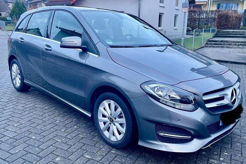 Grau Gebraucht 2018 Mercedes B180 Van / Kleinbus | 19.900 € (Fairer Preis) - Bild 1/4