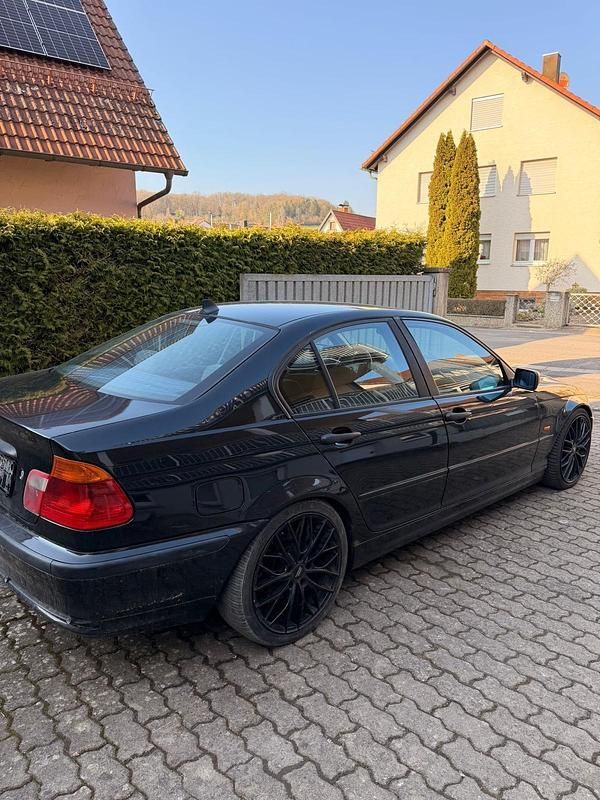 Używany BMW 320 136 KM (100 kW) 2000 Czarny Sedan/Limuzyna