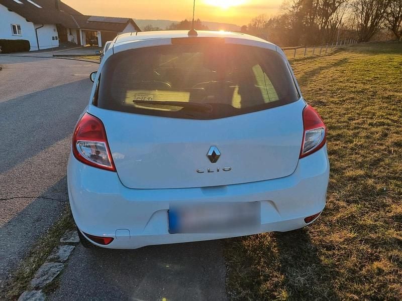 Gebraucht Renault Clio IV Night&Day 75 PS (55 kW) 2012 Weiß Kleinwagen