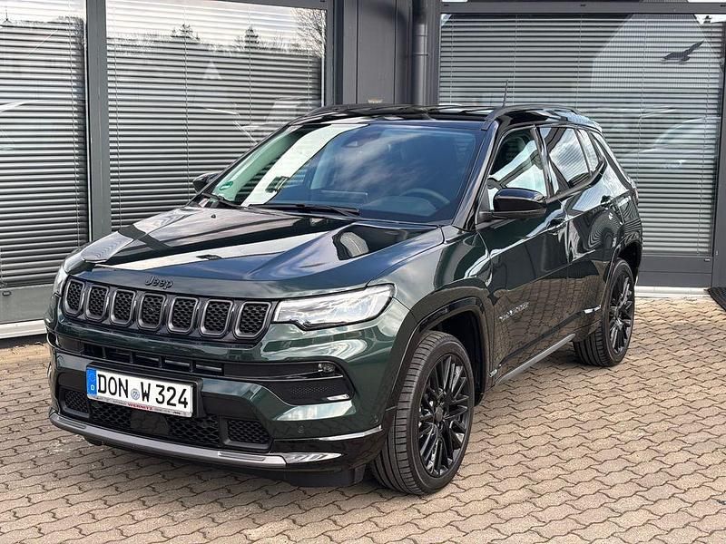 Neu Jeep Compass Summit 131 PS (96 kW) 2025 Grün SUV