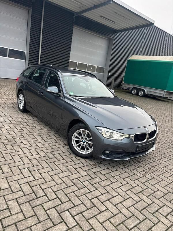 Grau Gebraucht 2016 BMW 320 Kombi | 12.799 € (Superpreis) - Bild 1/4