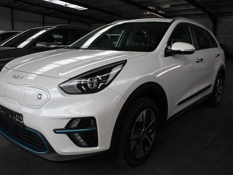 Weiß Gebraucht 2021 Kia e-Niro Vision SUV | 18.990 € (Fairer Preis) - Bild 1/4