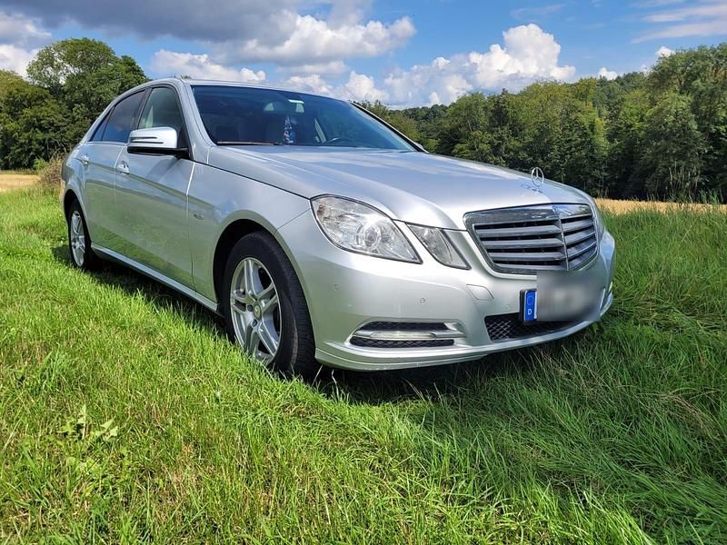 Silber Gebraucht 2012 Mercedes E220 Limousine | 9.000 € (Superpreis) - Bild 1/4