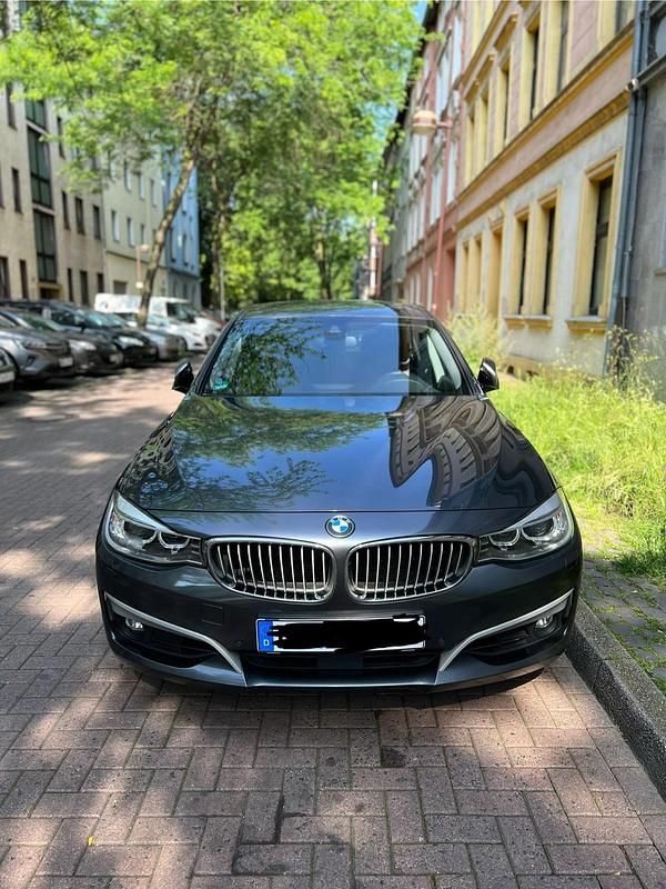 Grau Gebraucht 2014 BMW 330 Sport Line Limousine | 11.990 € (Fairer Preis) - Bild 1/4