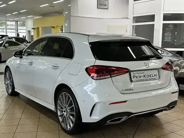 Gebraucht Mercedes A250 AMG line 160 PS (117 kW) 2024 Digitalweiss  metalliclack Limousine