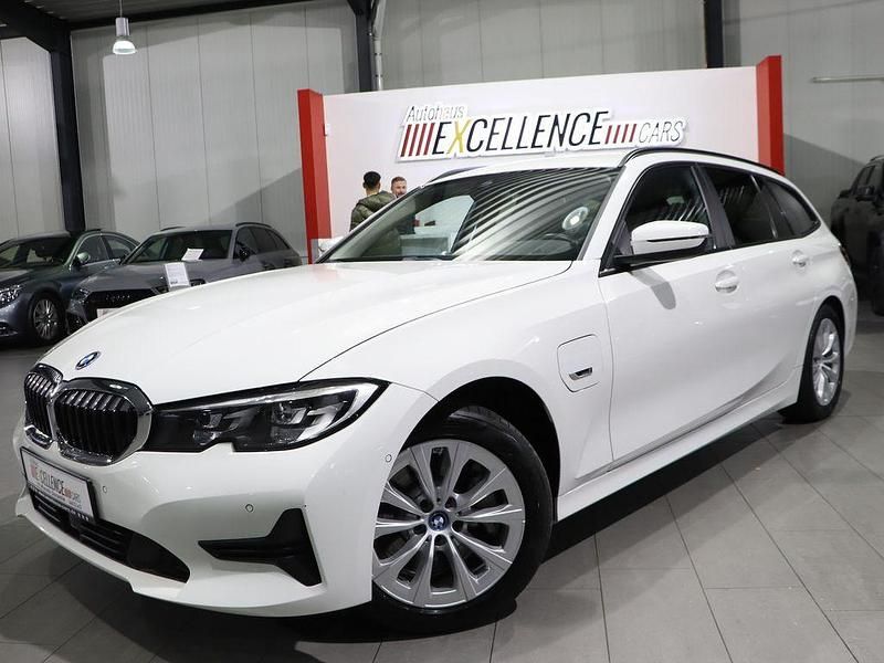 Gebraucht BMW 330e Advantage 292 PS (214 kW) 2022 Weiß Kombi
