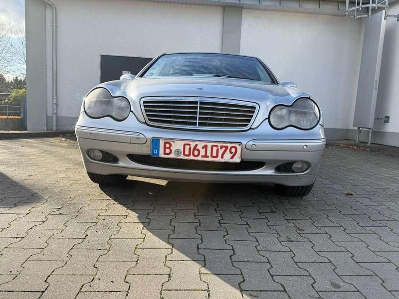 Silber Gebraucht 2002 Mercedes C220 Elegance Limousine | 3.102 € (Fairer Preis) - Bild 1/4