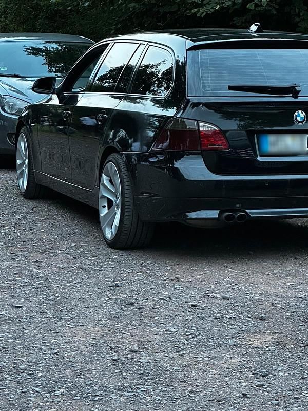 Gebraucht BMW 525 197 PS (144 kW) 2009 Schwarz Kombi
