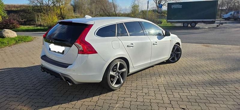 Gebraucht Volvo V60 R-Design Momentum 224 PS (164 kW) 2015 Weiß Kombi