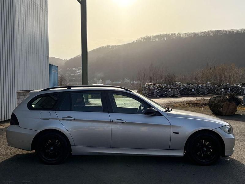Gebraucht BMW 320 163 PS (119 kW) 2007 Silber Kombi