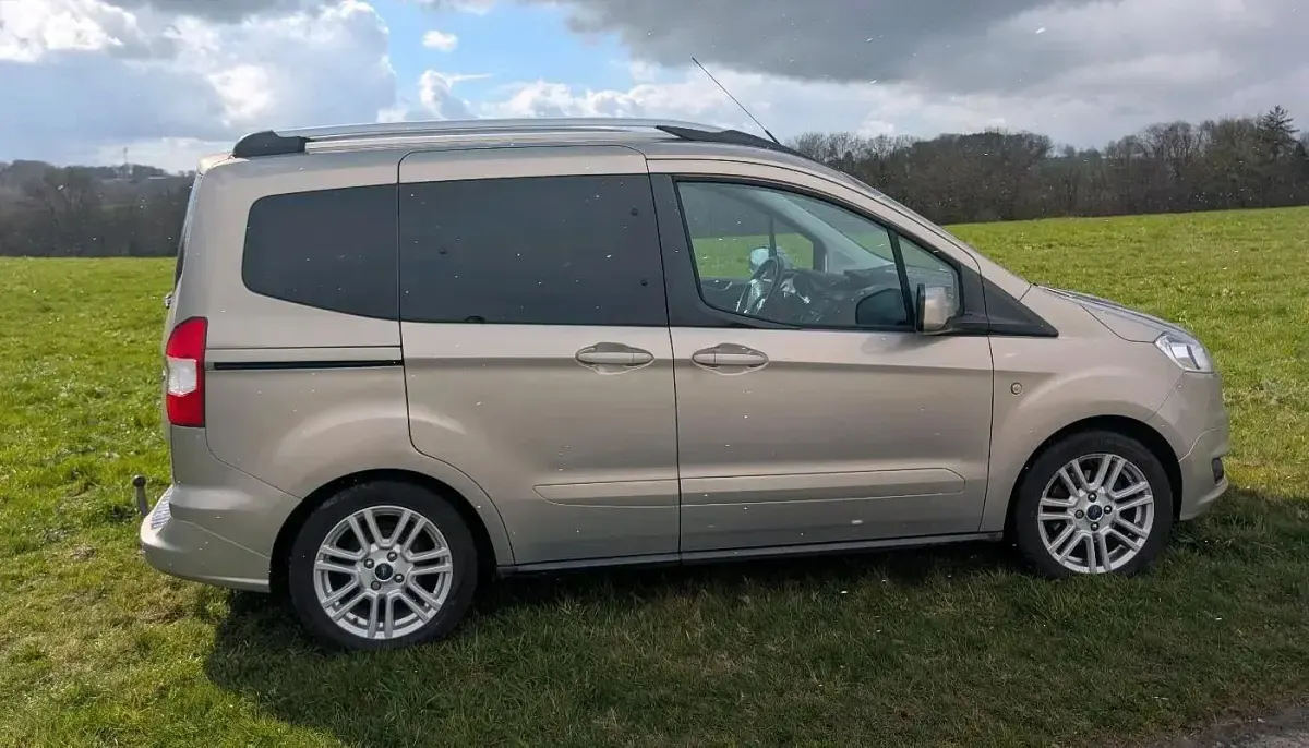 Gebraucht Ford Tourneo Courier 101 PS (74 kW) 2018 Silber Van / Kleinbus