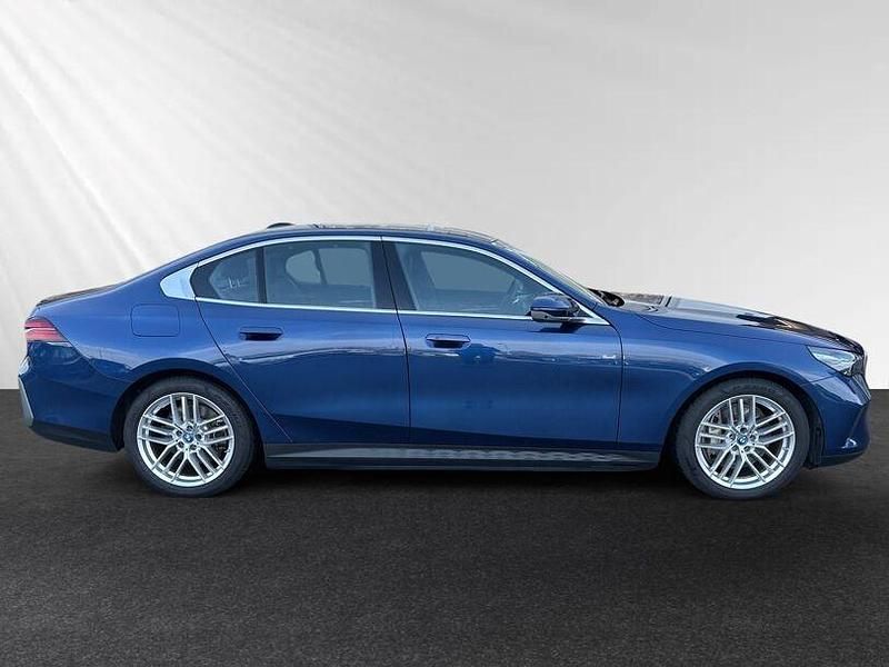 Gebraucht BMW 550e Performance 489 PS (359 kW) 2024 Phytonicblau metallic Limousine