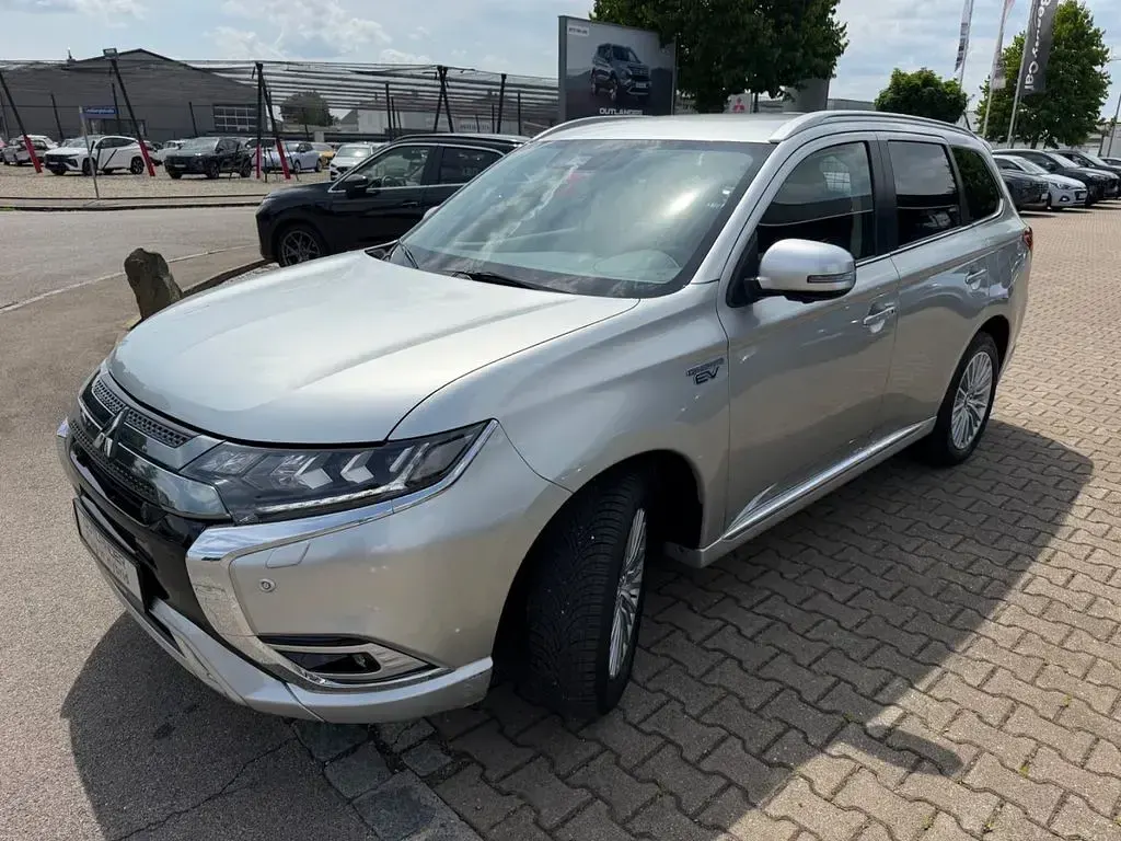 Gebraucht Mitsubishi Outlander P-HEV Plus 135 PS (99 kW) 2020 Silber SUV