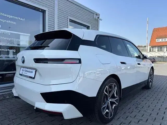 Gebraucht BMW iX Sport Line 239 kW (326 PS) 2022 Weiß SUV
