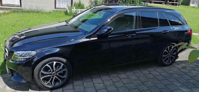 Schwarz Gebraucht 2020 Mercedes C180 Avantgarde Kombi | 26.700 € (Teuer) - Bild 1/4