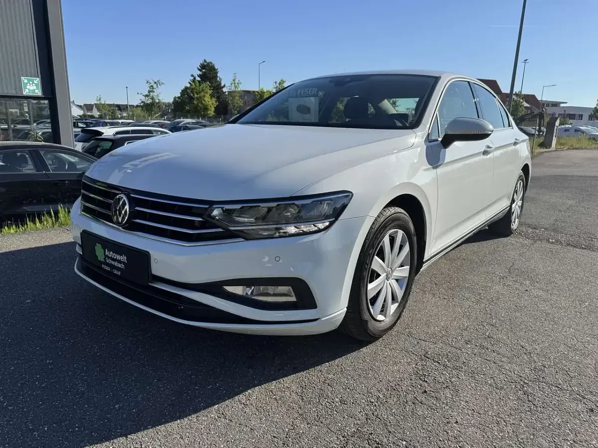 Gebraucht VW Passat 150 PS (110 kW) 2021 Pure white Limousine