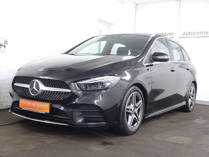 Kosmosschwarz metalliclack Gebraucht 2021 Mercedes B200 AMG line Van / Kleinbus | 24.900 € (Fairer Preis) - Bild 1/4