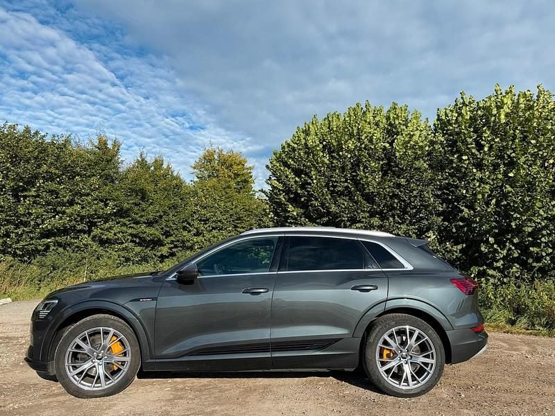Grau Gebraucht 2020 Audi e-tron S-Line SUV | 23.999 € (Superpreis) - Bild 1/4