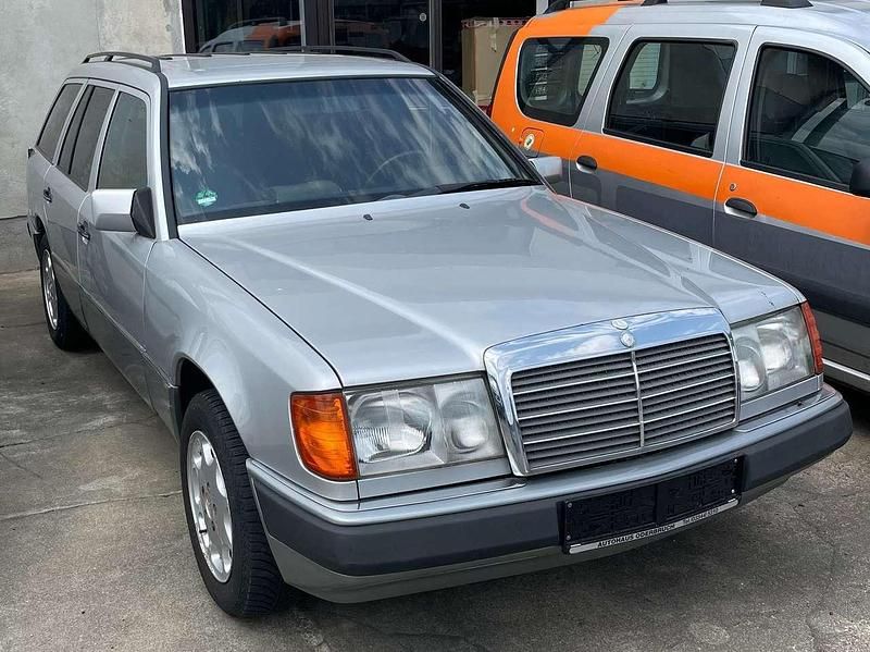 Silber Gebraucht 1992 Mercedes E230 Kombi | 8.970 € - Bild 1/1