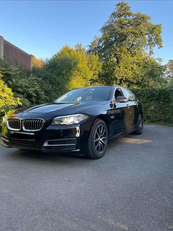 Schwarz Gebraucht 2016 BMW 518 Kombi | 16.500 € (Fairer Preis) - Bild 1/4
