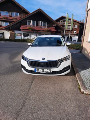 Weiß Gebraucht 2022 Skoda Octavia Kombi | 24.550 € (Superpreis) - Bild 1/4