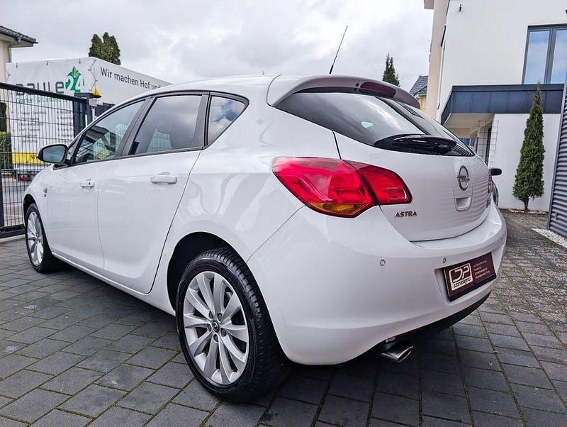 Gebraucht Opel Astra 140 PS (102 kW) 2012 Weiß Limousine