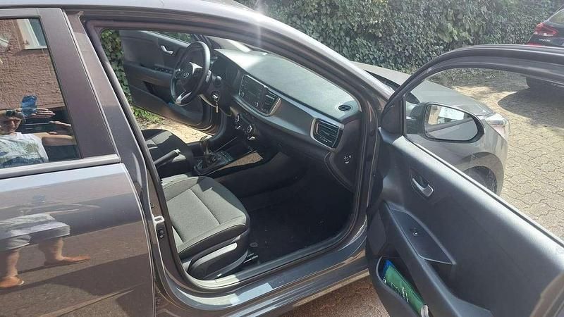 Grau Gebraucht 2020 Kia Rio Vision Kleinwagen | 12.630 € (Guter Preis) - Bild 1/4