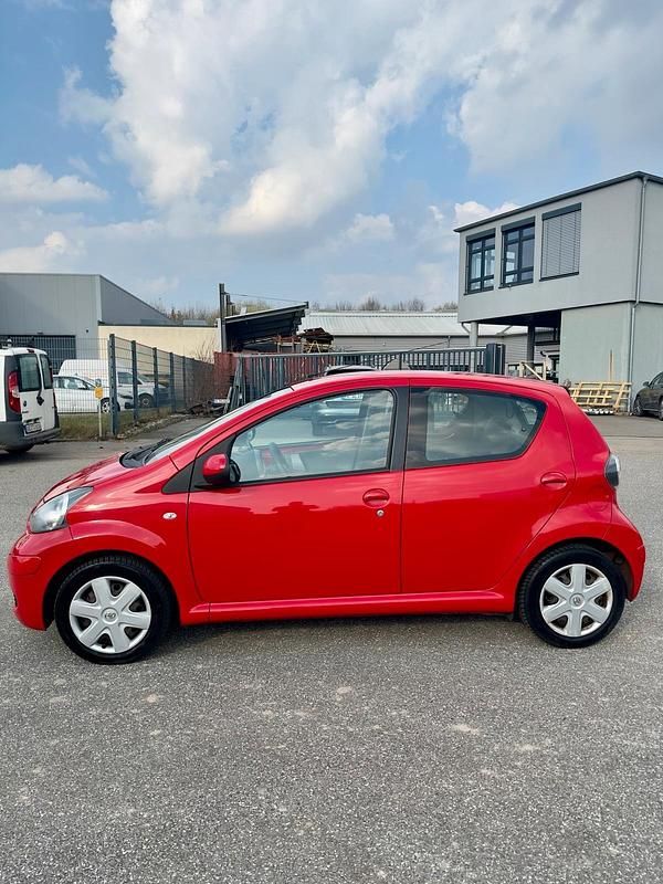 Gebraucht Toyota Aygo Cool 68 PS (50 kW) 2010 Rot Kleinwagen