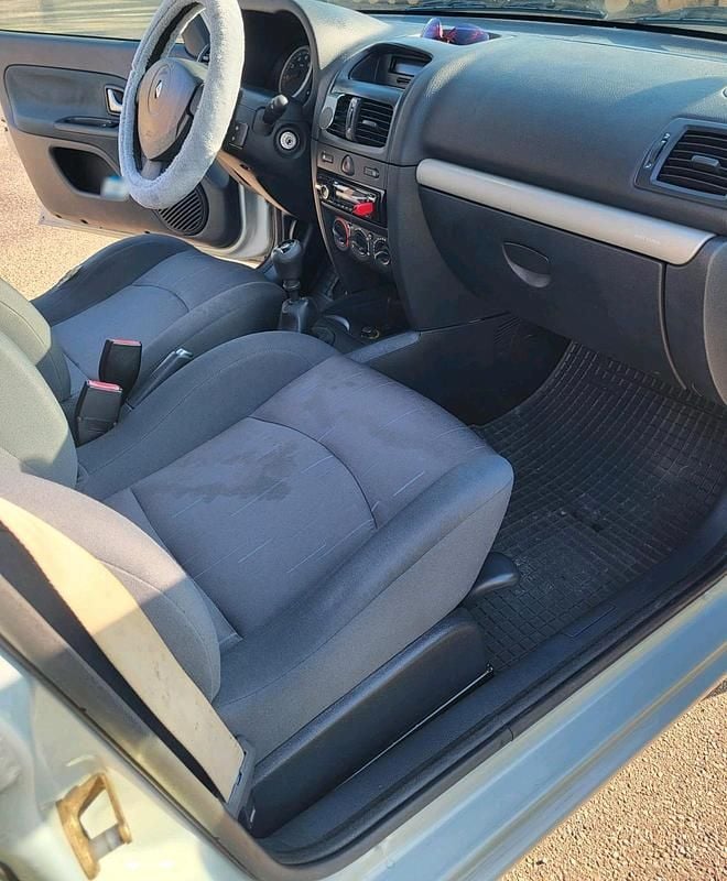 Gebraucht Renault Clio II 75 PS (55 kW) 2004 Silber Kleinwagen