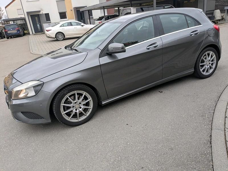 Gebraucht Mercedes A200 156 PS (114 kW) 2013 Grau Limousine