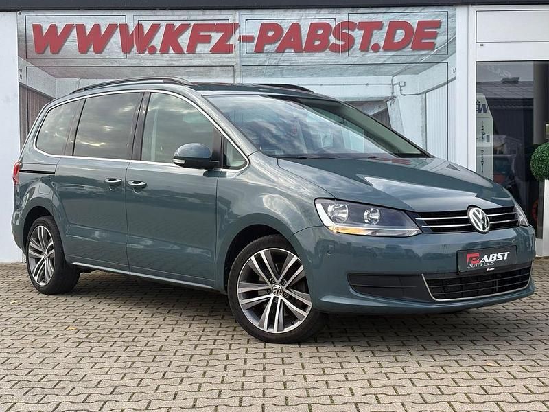 Blau Gebraucht 2019 VW Sharan Comfortline Van / Kleinbus | 25.990 € (Teuer) - Bild 1/4