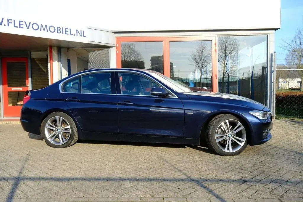 Gebraucht BMW 320 Executive 163 PS (119 kW) 2013 Blau Limousine