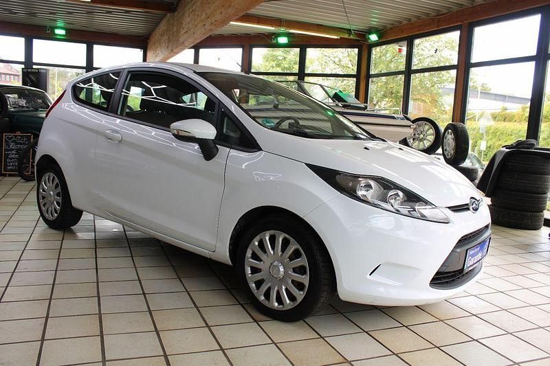 Weiß Gebraucht 2011 Ford Fiesta Kleinwagen | 4.390 € (Fairer Preis) - Bild 1/4