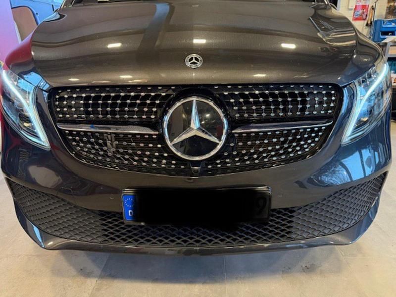 Grau Gebraucht 2024 Mercedes V300 AMG Van / Kleinbus | 64.840 € (Guter Preis) - Bild 1/4
