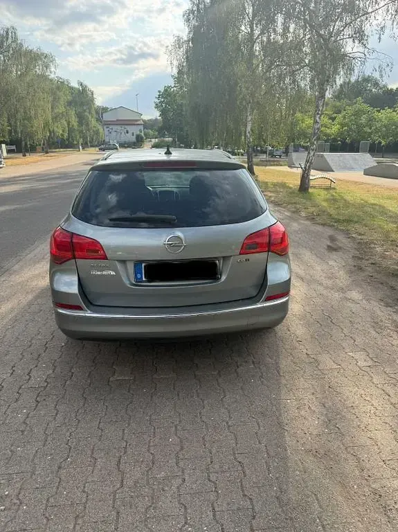 Gebraucht Opel Astra 131 PS (96 kW) 2012 Grau Kombi