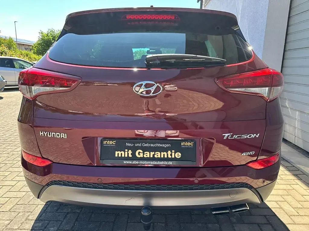 Gebraucht Hyundai Tucson Intro Edition 177 PS (130 kW) 2016 Rot SUV
