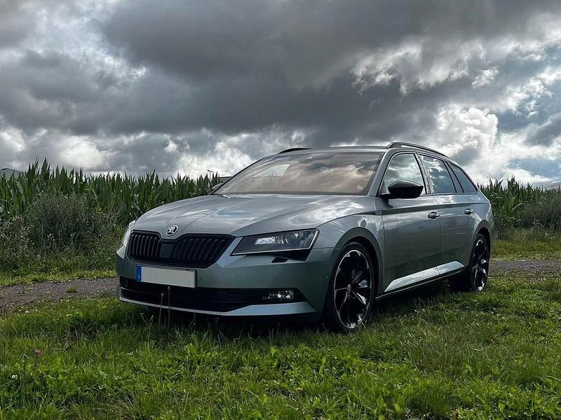 Grau Gebraucht 2018 Skoda Superb SportLine Limousine | 21.999 € (Fairer Preis) - Bild 1/4