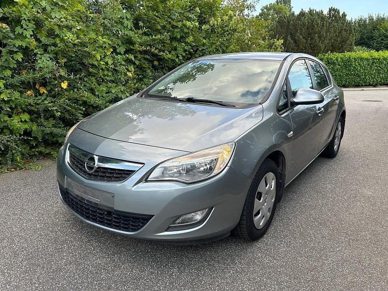 Grau Gebraucht 2010 Opel Astra Limousine | 3.890 € (Fairer Preis) - Bild 1/4