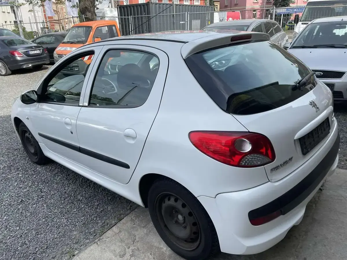 Gebraucht Peugeot 206+ 73 PS (53 kW) 2011 Weiß Kleinwagen