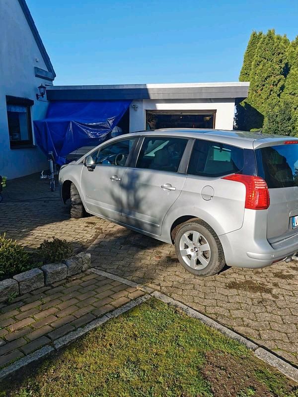 Silber Gebraucht 2014 Peugeot 5008 Van / Kleinbus | 5.500 € (Fairer Preis) - Bild 1/4